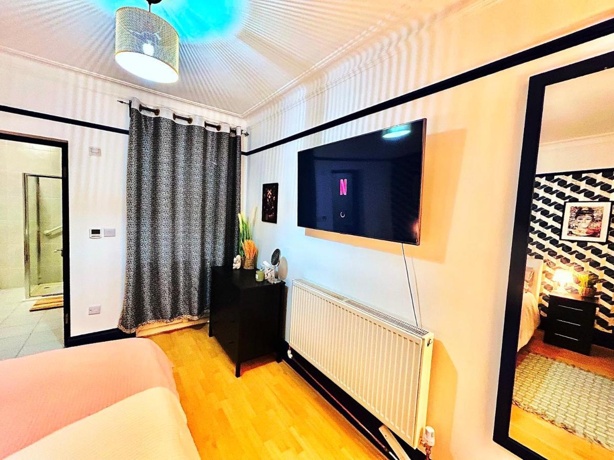 Rest Boutique Golders Green Лондон Екстериор снимка