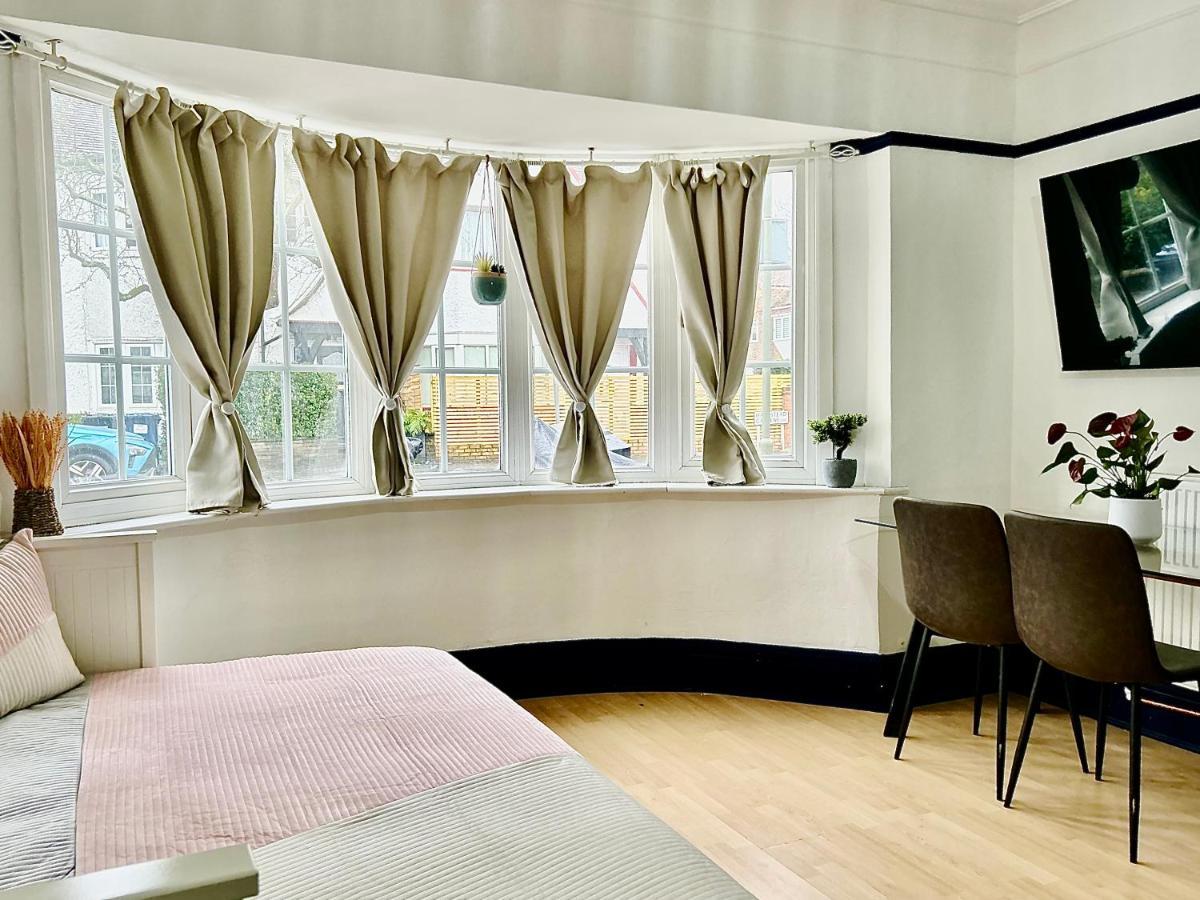 Rest Boutique Golders Green Лондон Екстериор снимка
