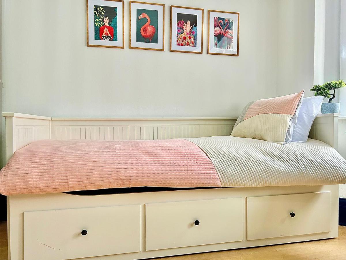 Rest Boutique Golders Green Лондон Екстериор снимка