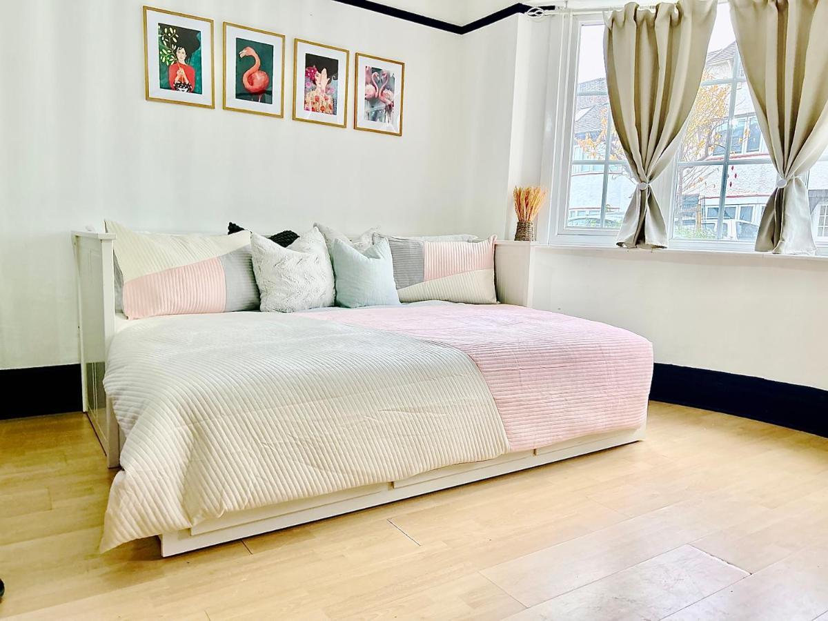 Rest Boutique Golders Green Лондон Екстериор снимка