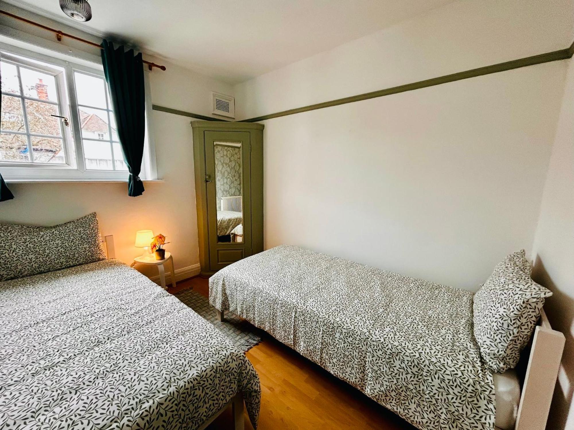 Rest Boutique Golders Green Лондон Екстериор снимка