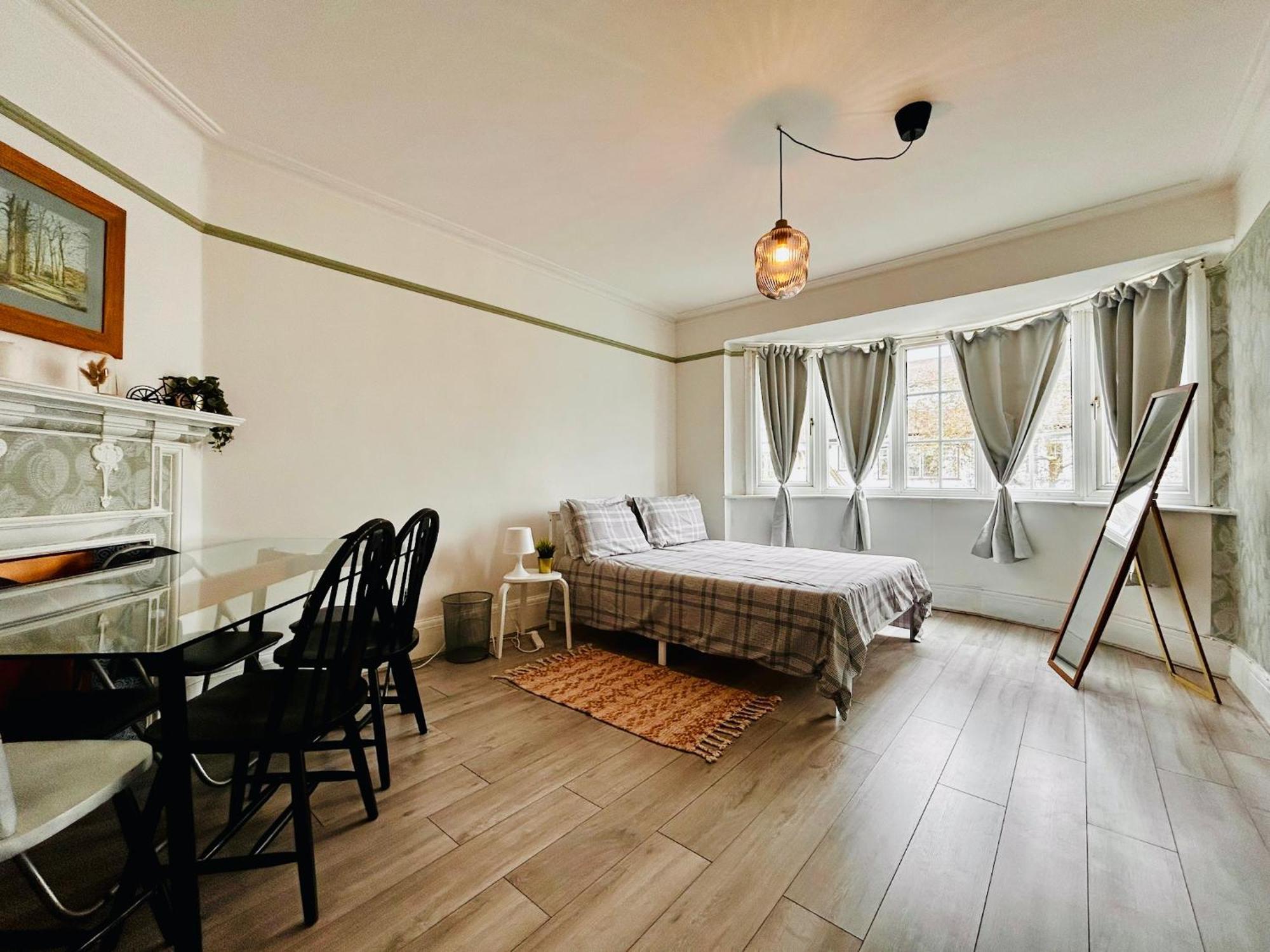 Rest Boutique Golders Green Лондон Екстериор снимка
